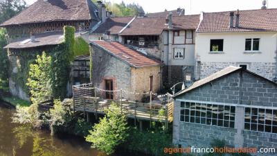 Maison monumentale au bord de la rivière 