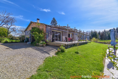 Une maison, gîtes, dépendances et plus de 2,5 hectares