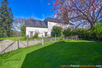 Une maison, gîtes, dépendances et plus de 2,5 hectares