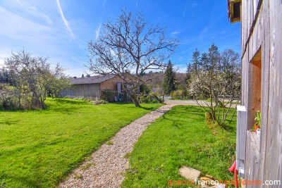 Une maison, gîtes, dépendances et plus de 2,5 hectares