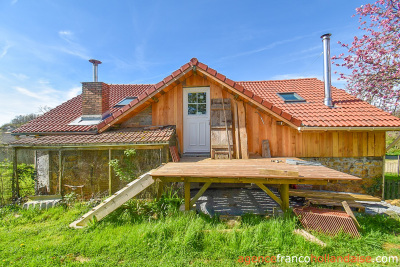 Une maison, gîtes, dépendances et plus de 2,5 hectares