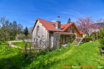 Une maison, gîtes, dépendances et plus de 2,5 hectares