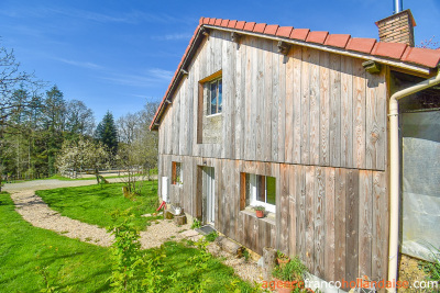 Une maison, gîtes, dépendances et plus de 2,5 hectares