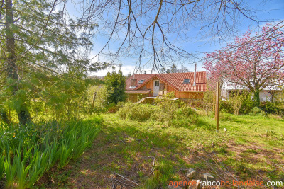 Une maison, gîtes, dépendances et plus de 2,5 hectares