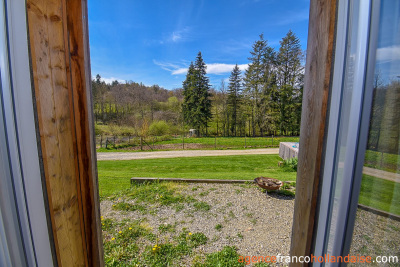 Une maison, gîtes, dépendances et plus de 2,5 hectares