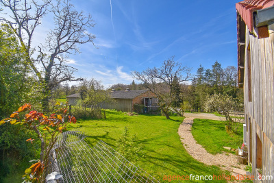 Une maison, gîtes, dépendances et plus de 2,5 hectares