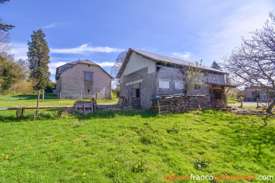 Une maison, gîtes, dépendances et plus de 2,5 hectares