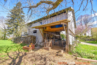 Une maison, gîtes, dépendances et plus de 2,5 hectares