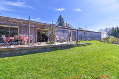 Une maison, gîtes, dépendances et plus de 2,5 hectares