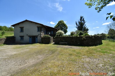 Entre le village et les prairies vallonnées