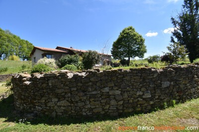 Entre le village et les prairies vallonnées