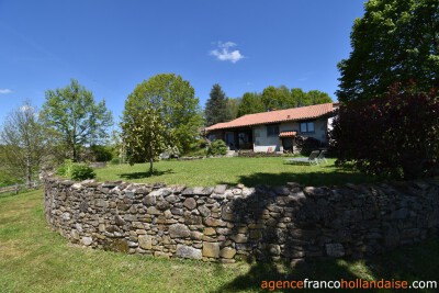 Entre le village et les prairies vallonnées