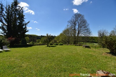 Entre le village et les prairies vallonnées