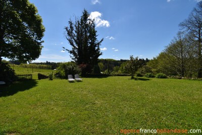 Entre le village et les prairies vallonnées