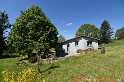 Entre le village et les prairies vallonnées