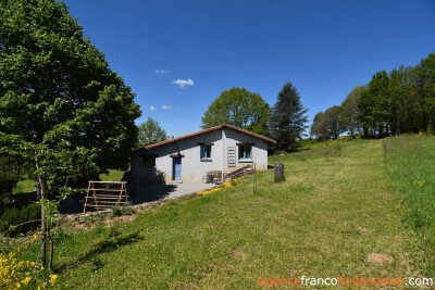 Entre le village et les prairies vallonnées