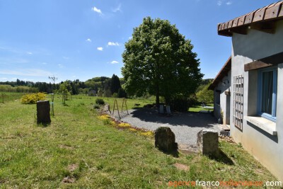 Entre le village et les prairies vallonnées