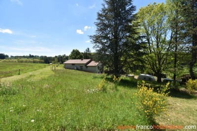 Entre le village et les prairies vallonnées