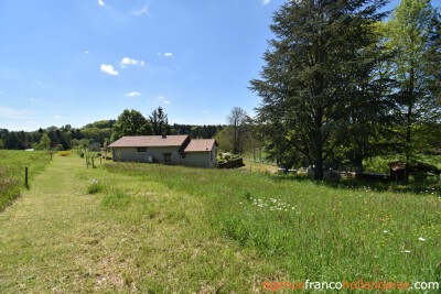 Entre le village et les prairies vallonnées