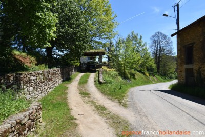 Entre le village et les prairies vallonnées