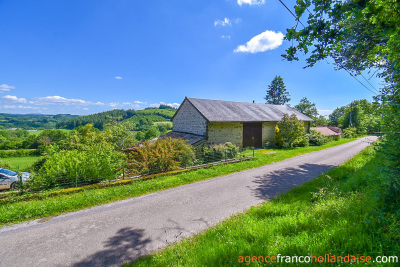 Elle surplombe une nature idyllique