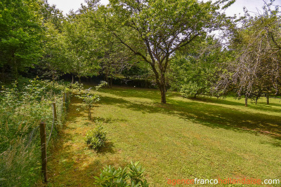 Cachée dans son écrin de verdure