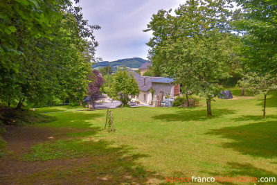 Cachée dans son écrin de verdure