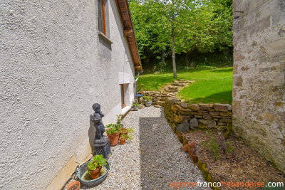 Cachée dans son écrin de verdure