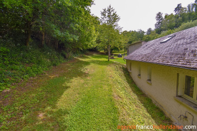 Cachée dans son écrin de verdure