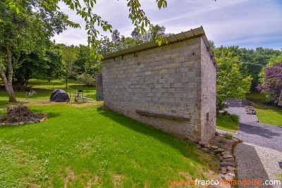 Cachée dans son écrin de verdure