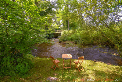 Petit bijou au bord d’un ruisseau 