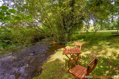 Petit bijou au bord d’un ruisseau 