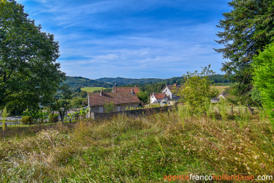 Elle domine la vallée