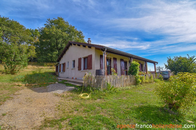 Elle domine la vallée