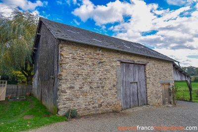 Terrain et dépendances au cœur du village