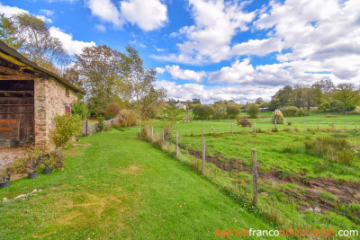 Terrain et dépendances au cœur du village