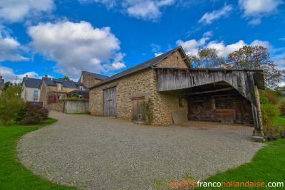 Terrain et dépendances au cœur du village