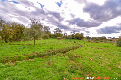 Terrain et dépendances au cœur du village