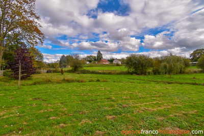 Terrain et dépendances au cœur du village