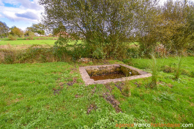 Terrain et dépendances au cœur du village