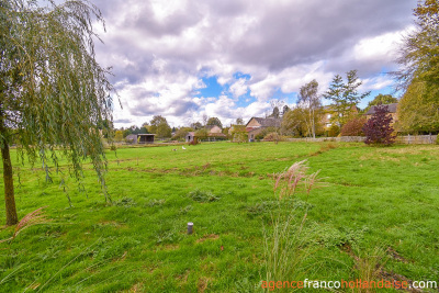 Terrain et dépendances au cœur du village